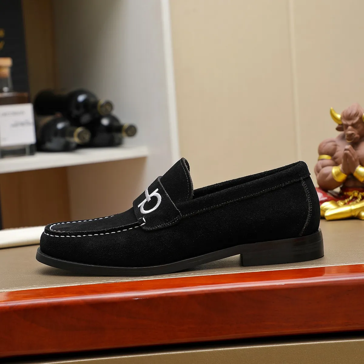 Men's shoes 💰460 🔥 Ferragamo new men's casual slip-on shoes 🇨🇳 Official website original 1:1 mold, original quality 💯 fine workmanship, high-end luxury ☘ The upper is made of imported Italian first-layer cowhide 🌴 Luxurious water dyeing 🐂 Leather lining 🍓 Rubber wear-resistant and non-slip outsole, breathable and comfortable to wear 🍍 The first choice for high-taste men, color optional! Code number 38-44 (45.46. Customized)